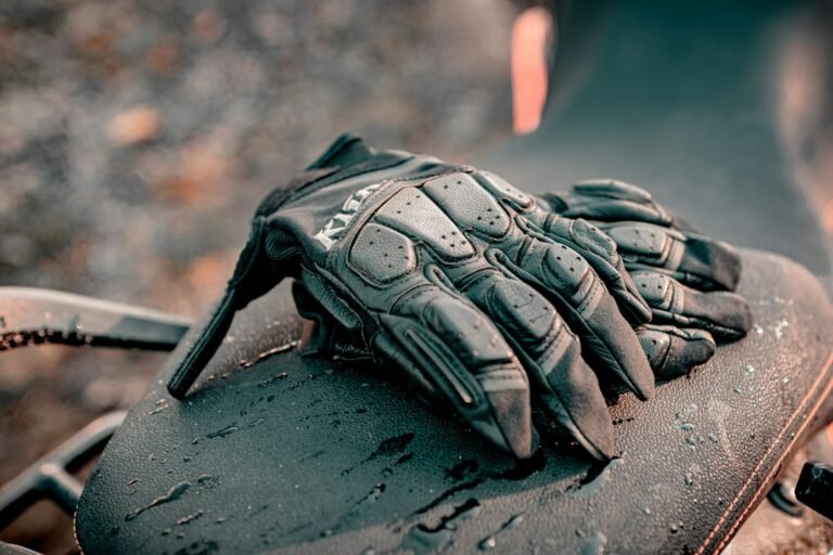 Par de guantes de moto colocados sobre una motocicleta