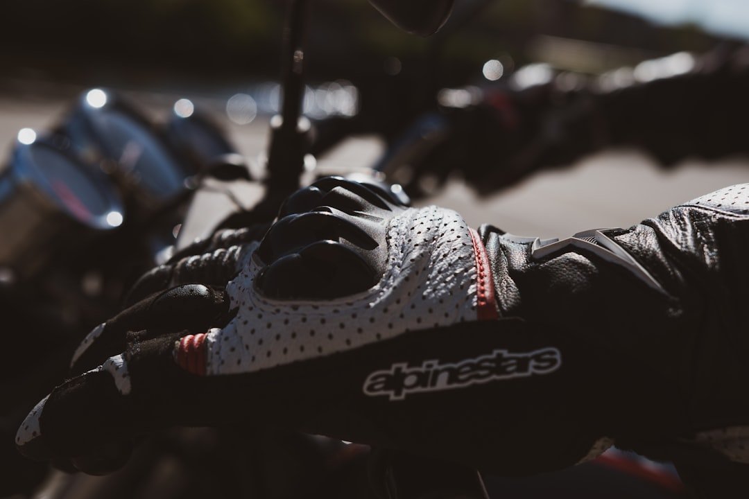 Guantes de moto de cuero sobre una moto