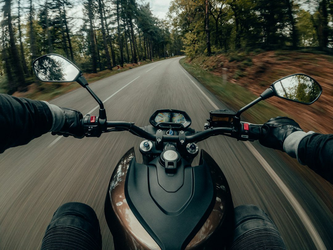Moto en carretera en condiciones frías