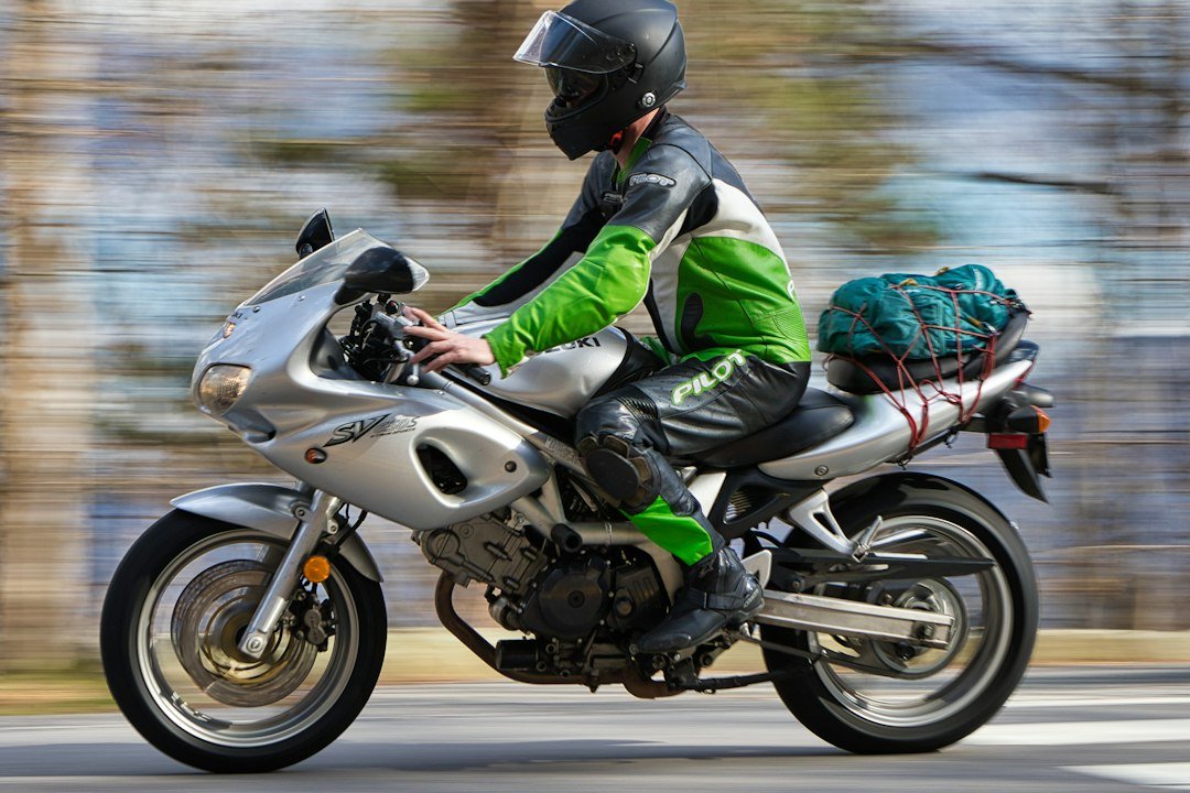 Motorista con equipación de moto para uso touring