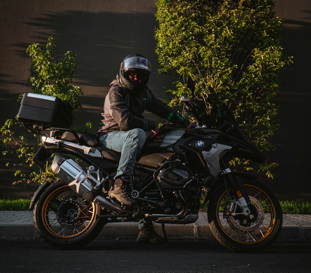 Motorista en entorno urbano